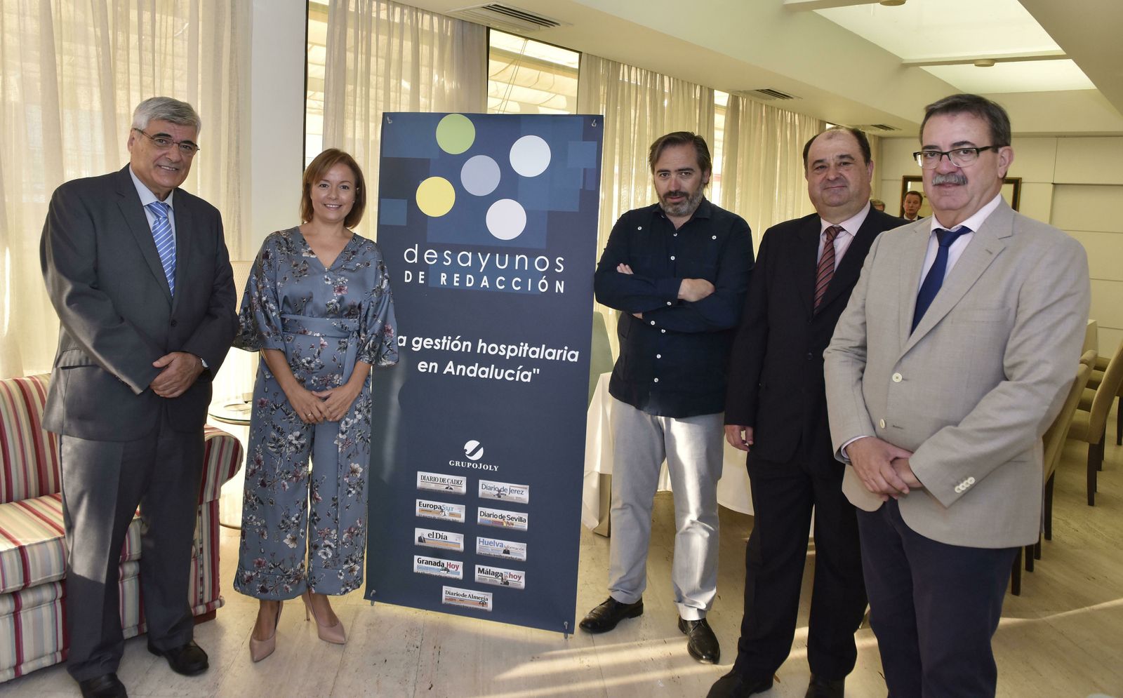 El gerente del Hospital Regional de Málaga, Víctor Baena, la gerente del Hospital Reina Sofía de Córdoba, Valle García, el jefe de Economía de Grupo Joly y moderador del desayuno, Alberto Grimaldi, el gerente del Hospital Puerta del Mar de Cádiz, Sebastián Quintero, y el gerente del Hospital Virgen del Rocío de Sevilla, Manuel Molina.