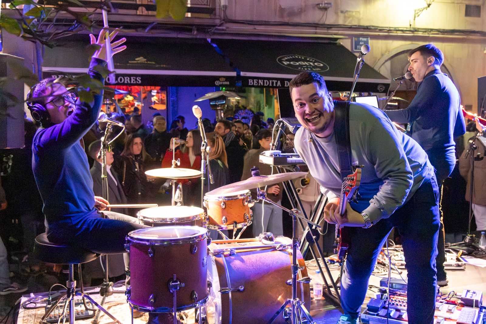 Así disfruta Jaén del concierto extraordinario a pie de calle: "Único Pop Rock"