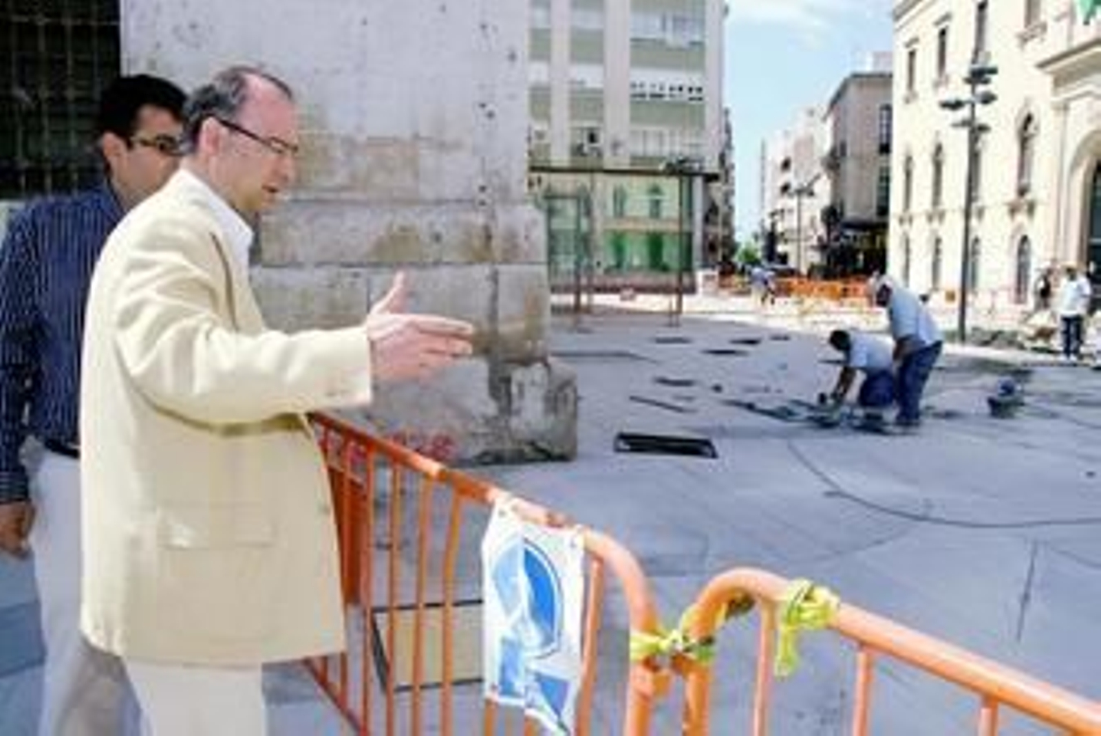 Luis Rogelio Rodríguez-Comendador y Francisco Amizian en la plaza Los Burros, ayer.