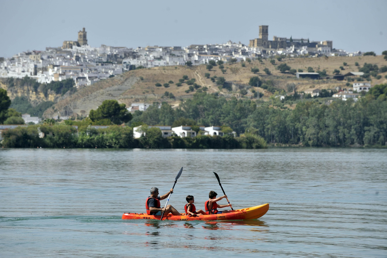 Una familia disfrutando en el Lago de Arcos.