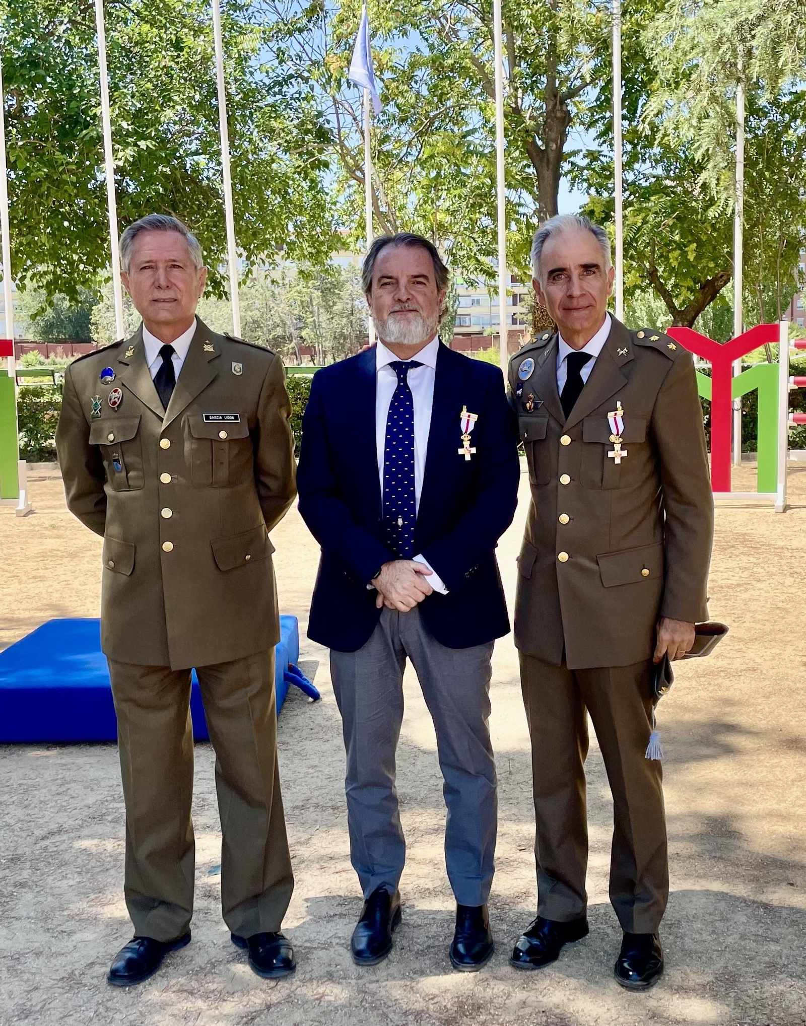 Jorge Ramos, junto al coronel Jesús Ángel García Lidón y al jefe del Centro de Cría Caballar de Jerez, el teniente coronel Antonio Gómez Pascual.
