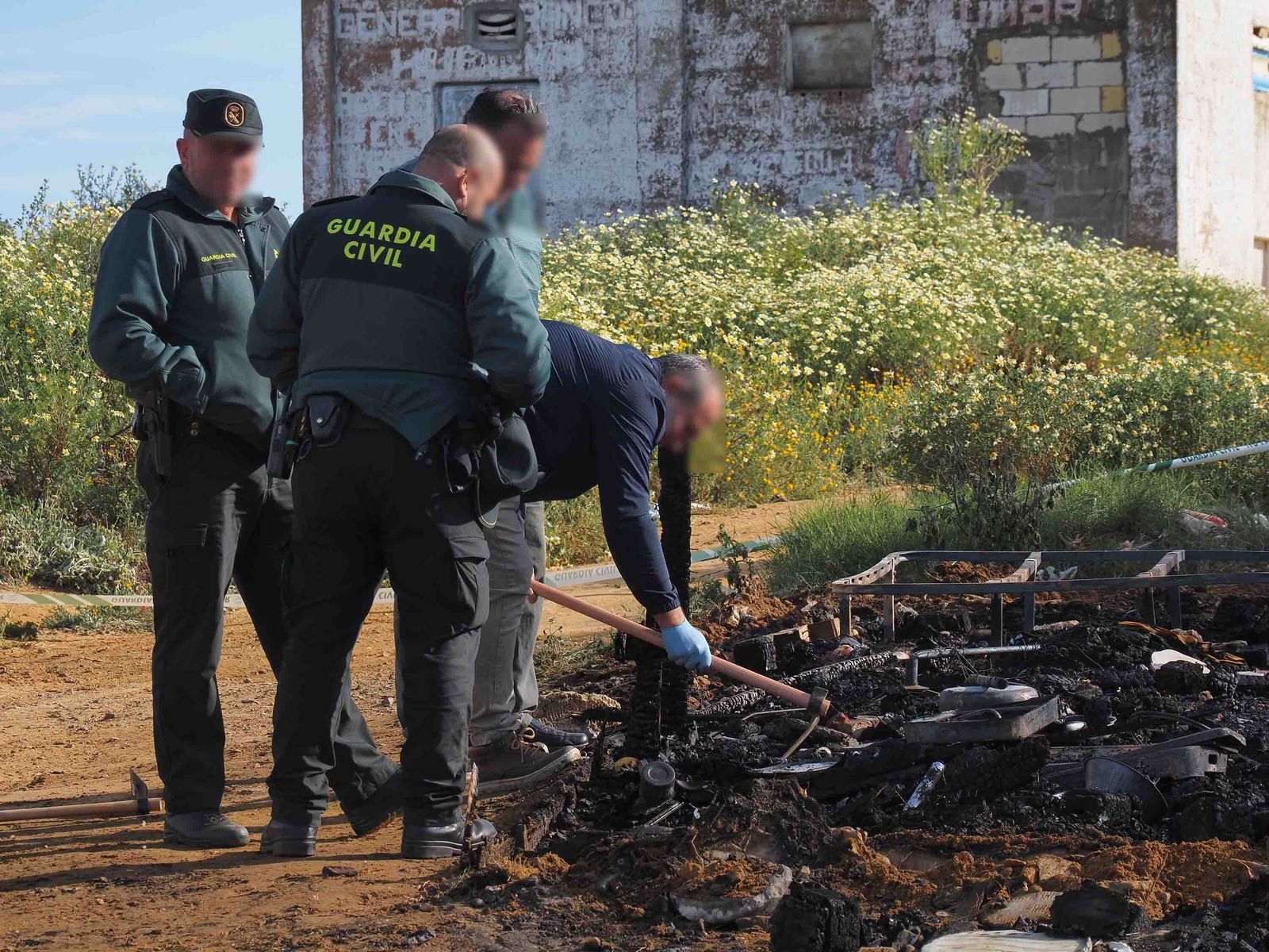 Imágenes del incendio que costó la vida a una persona en una chabola en Lepe