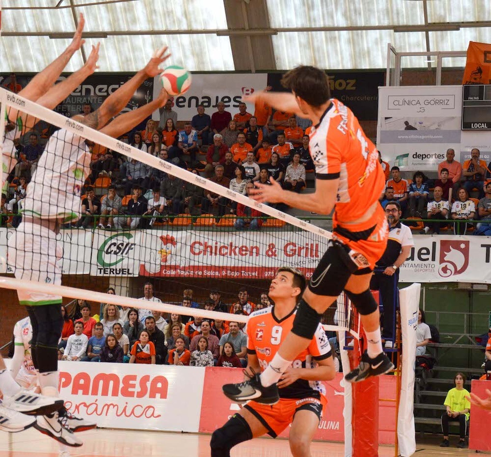 Ferrández remata ante la presencia de Moisés Cézar