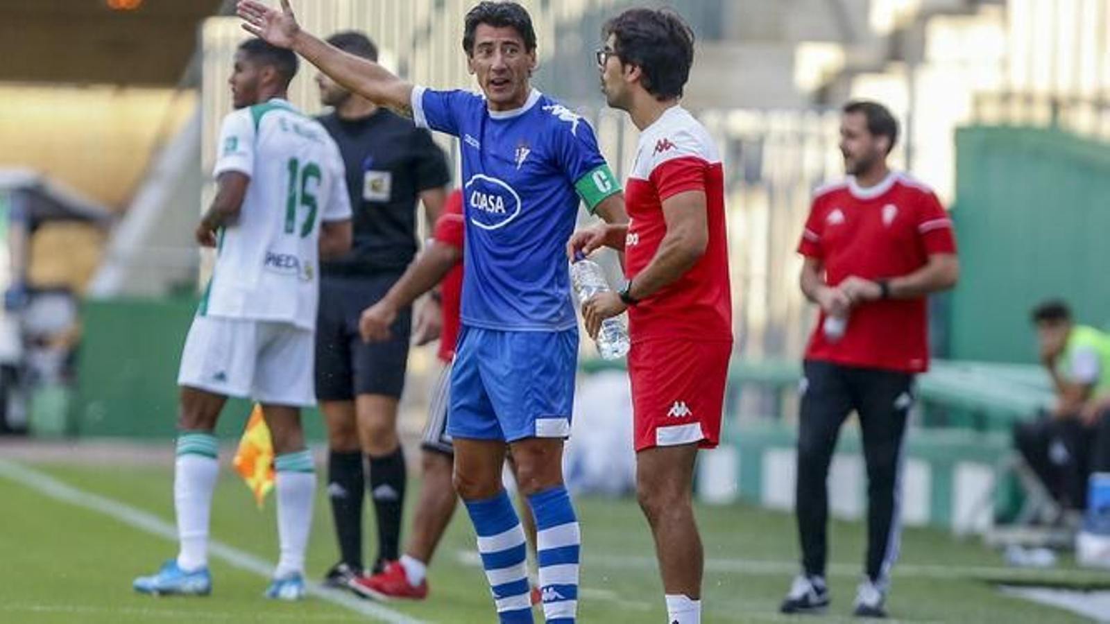 Pedro Ríos, capitán del San Fernando, gesticula en El Palmar sanluqueño.