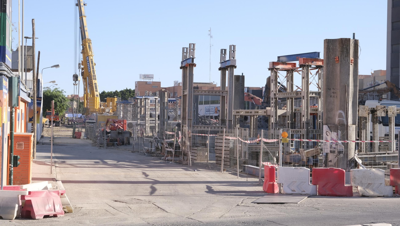El Puente de la Avenida del Mediterráneo ya es historia, en imágenes