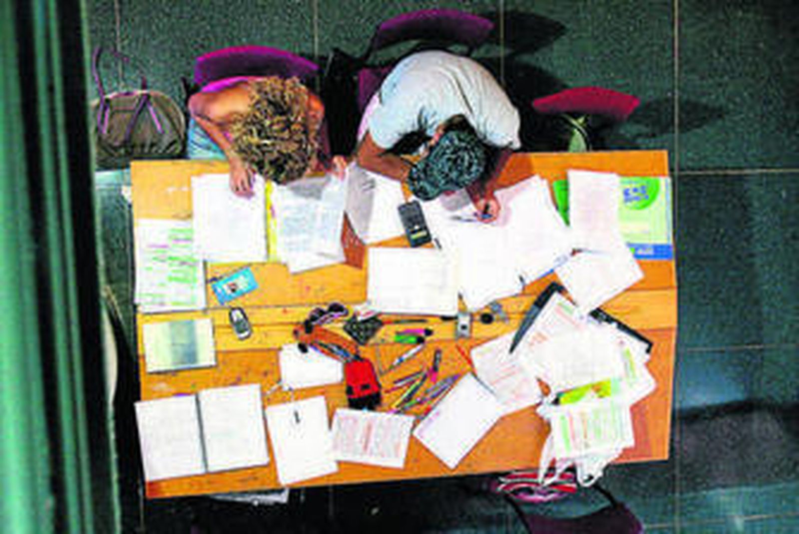 Alumnos, en una mesa de la biblioteca de la UMA.