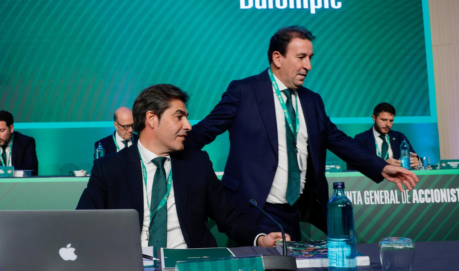 Ángel Haro y José Miguel López Catalán, antes del inicio de la Junta.