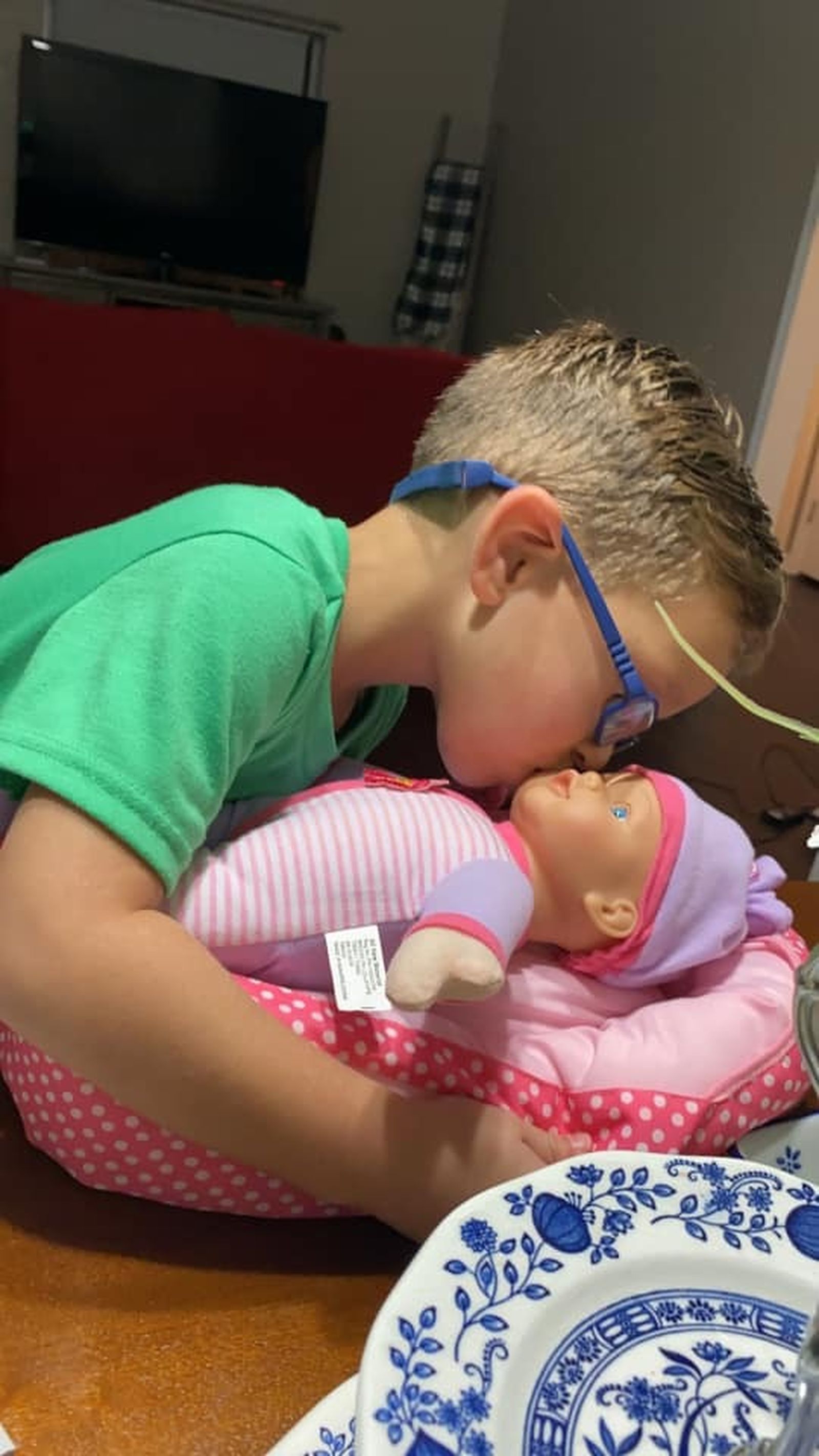 El pequeño cuidando a su muñeca.