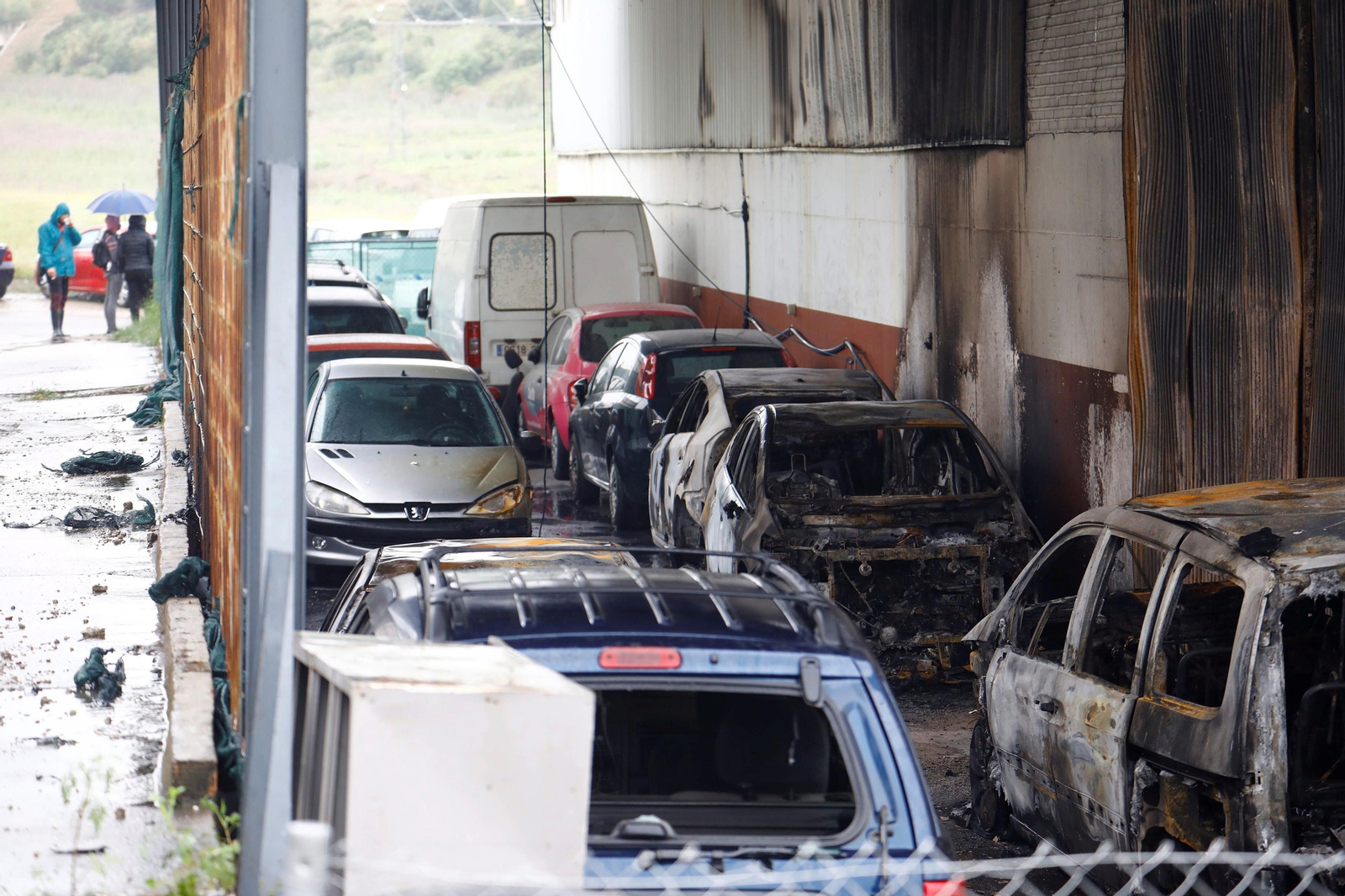 Aspecto del taller automovilístico calcinado en Córdoba.