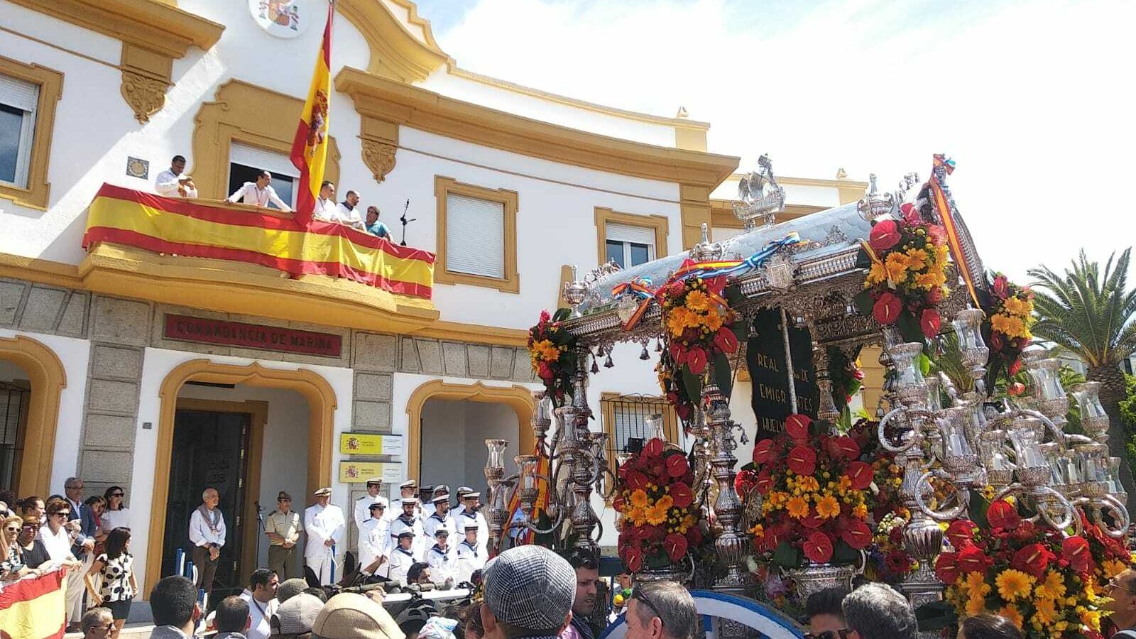 El Simpecado de Emigrantes a su paso por la Comandancia de Marina.