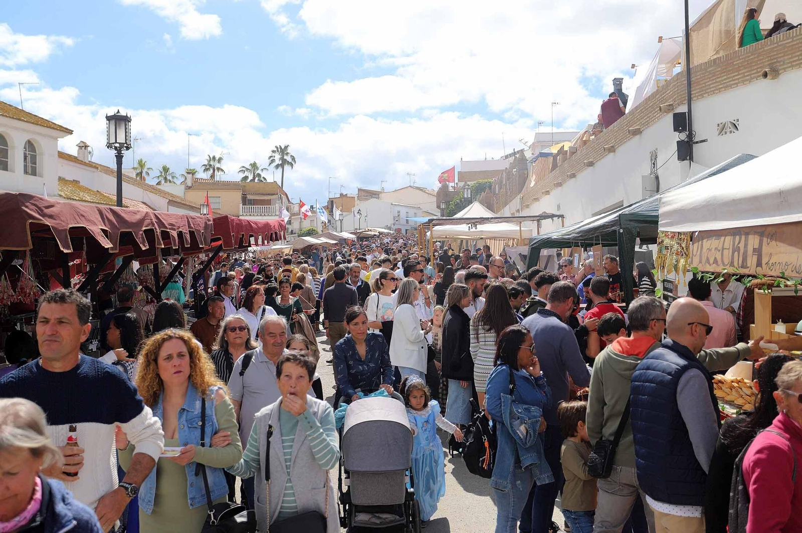 Imágenes del gran ambiente en la Feria Medieval de Palos de la Frontera, Huelva