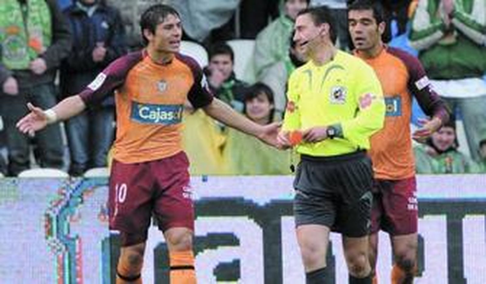 1. El aragonés Daudén Ibáñez ha sido otro de los colegiados que con su actuación ha perjudicado los intereses recreativistas. 2. El técnico Joaquín Caparrós desde que hizo el pregón de la Semana Santa de Bilbao, su equipo no ha perdido ningún encuentro. (Foto: Deia). 3. Iturralde González dejó su 'sello' en Huelva durante el partido contra el Real Madrid en el Nuevo Colombino.