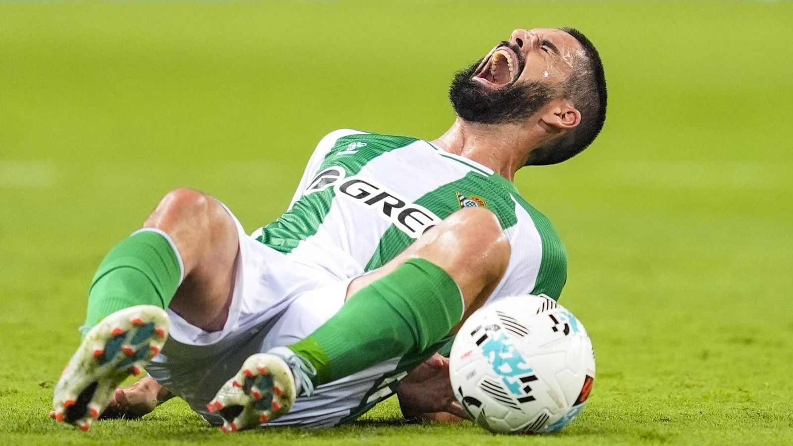 Isco se duele en el césped tras sufrir un problema en su tobillo izquierdo contra el Málaga.