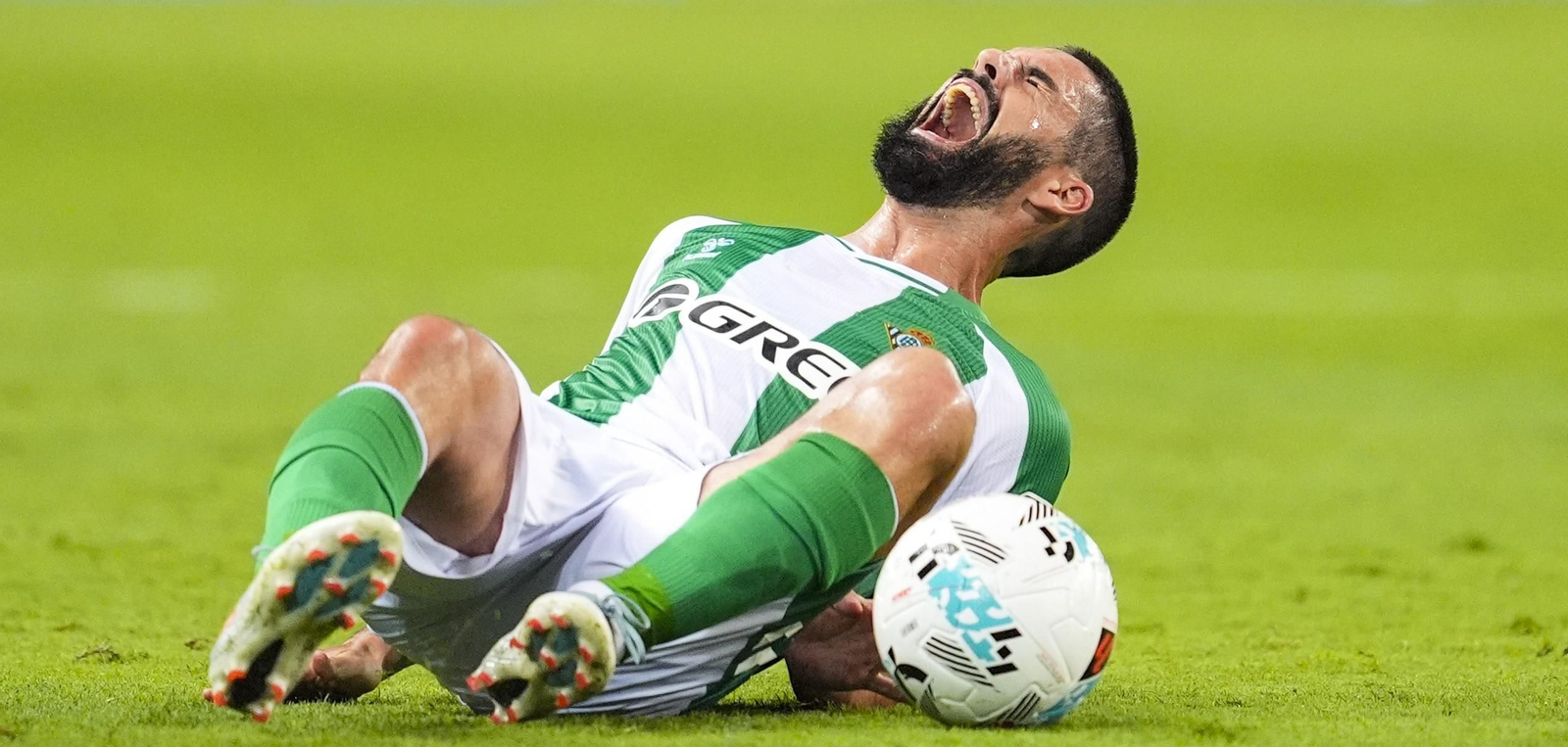 Isco se duele en el césped tras sufrir un problema en su tobillo izquierdo contra el Málaga.