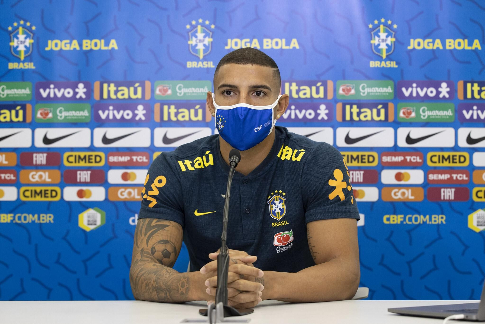 Diego Carlos, ante la prensa en su primera y única convocatoria con la selección de Brasil, en noviembre..