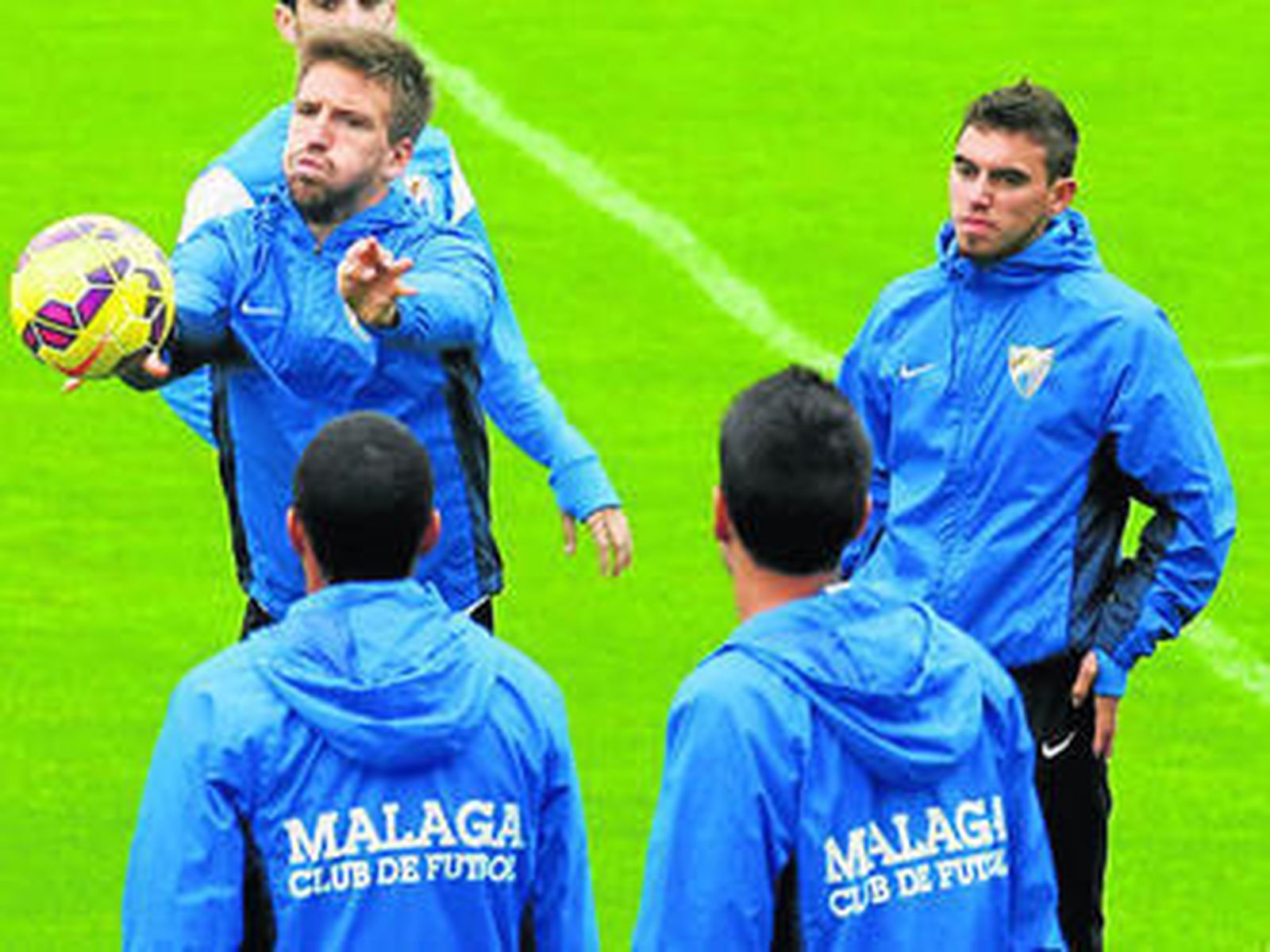 Camacho, junto con Horta, tira el balón en un entrenamiento.