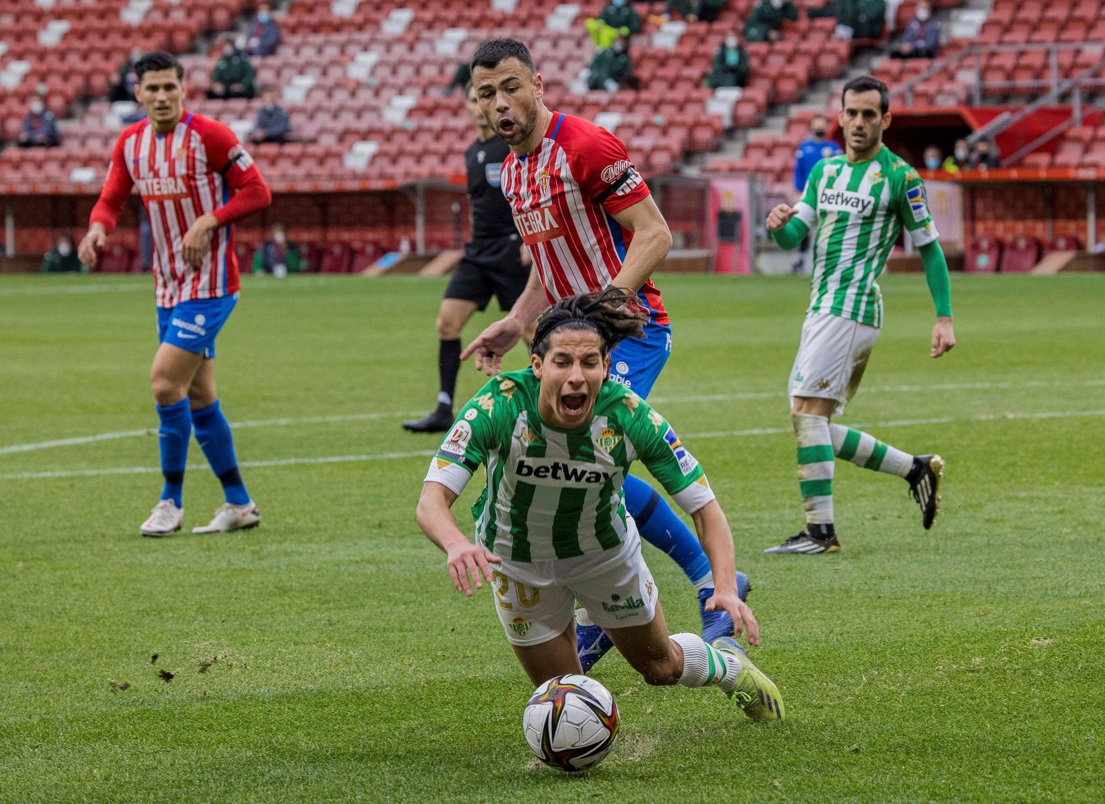 Lainez cae en el área en la jugada del penalti.