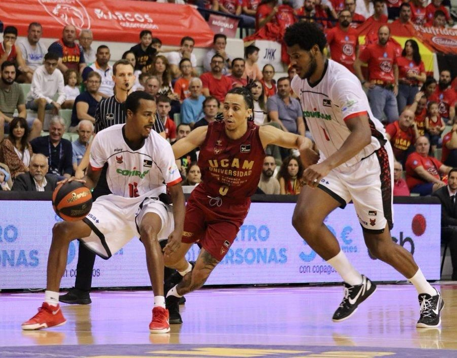 Alex Renfroe volvió a ser el director del juego rojinegro.