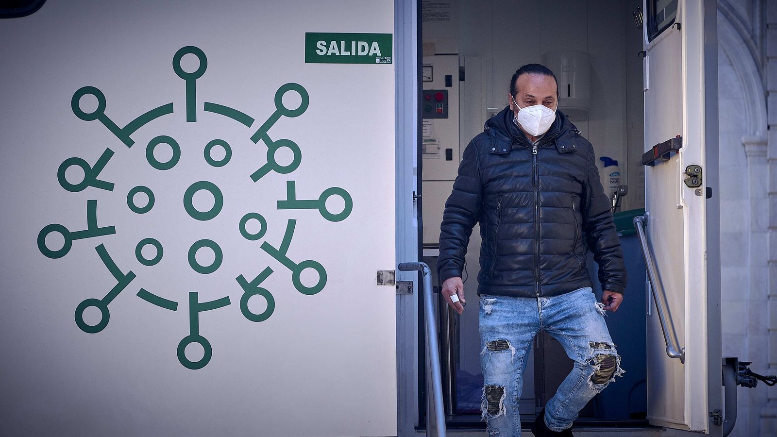 Un hombre abandona una unidad móvil de  cribados  de  la Consejería de  Salud después de  someterse a una prueba PCR en Cádiz .