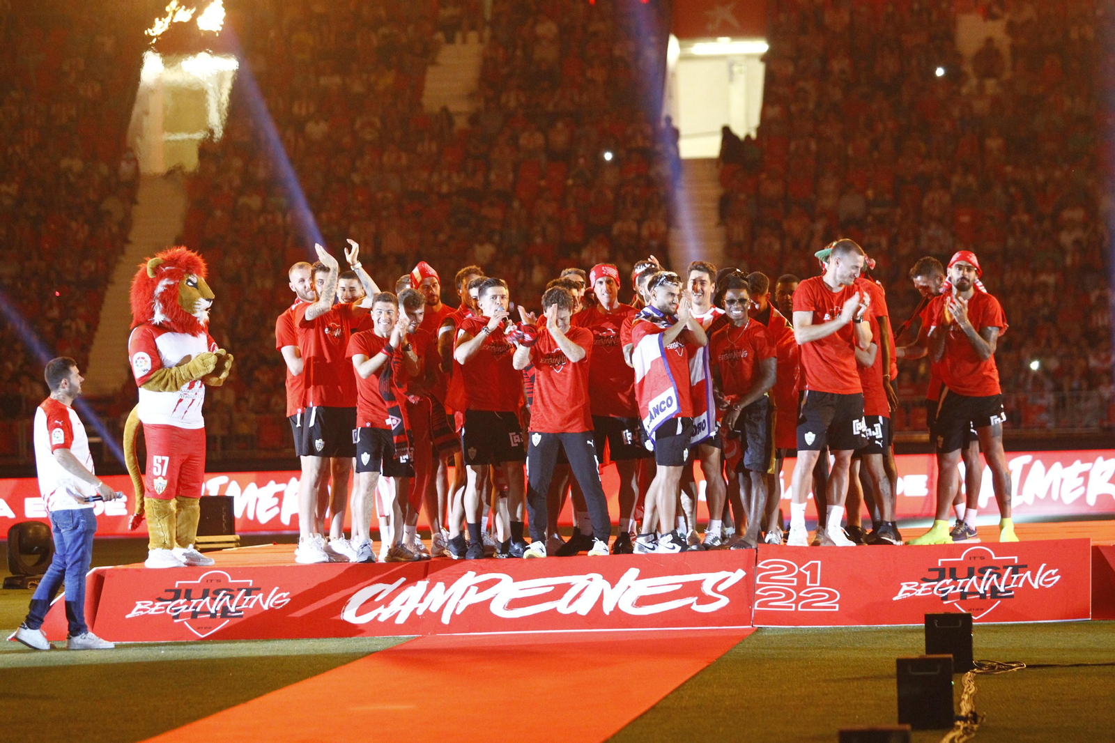 Las imágenes de la fiesta del ascenso de la U.D. Almería en el Estadio Mediterráneo.