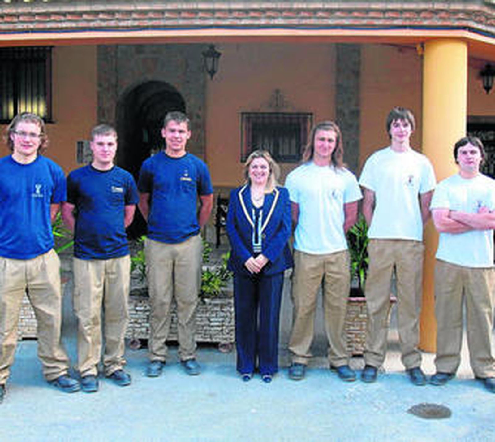 María Teresa Arias posa en el Cemer con un grupo de alumnos de intercambio de países europeos