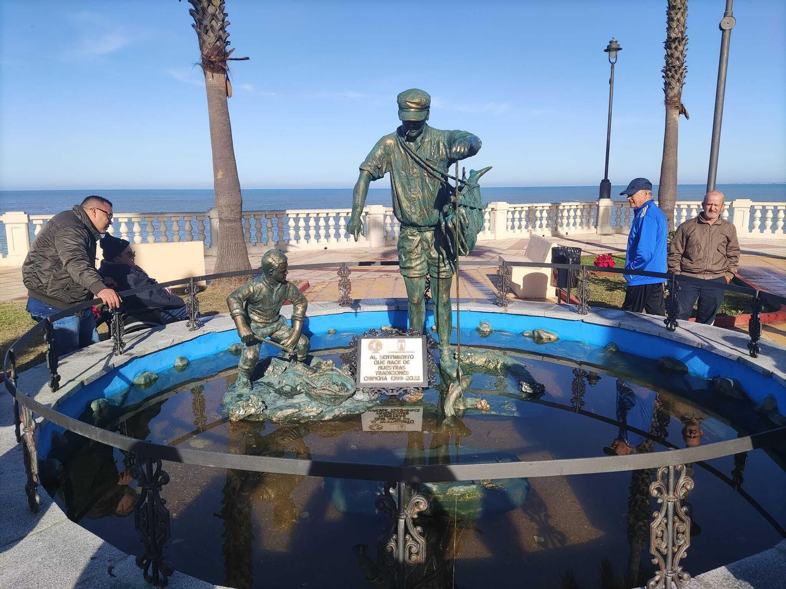 El monumento dedicado a los mariscadores de los corrales de Chipiona, en el día de su inauguración.