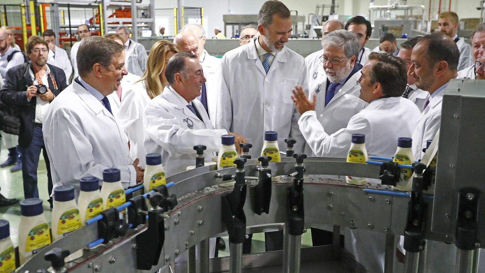 El Rey recibe explicaciones del director general del Grupo,  Francisco Viguera.