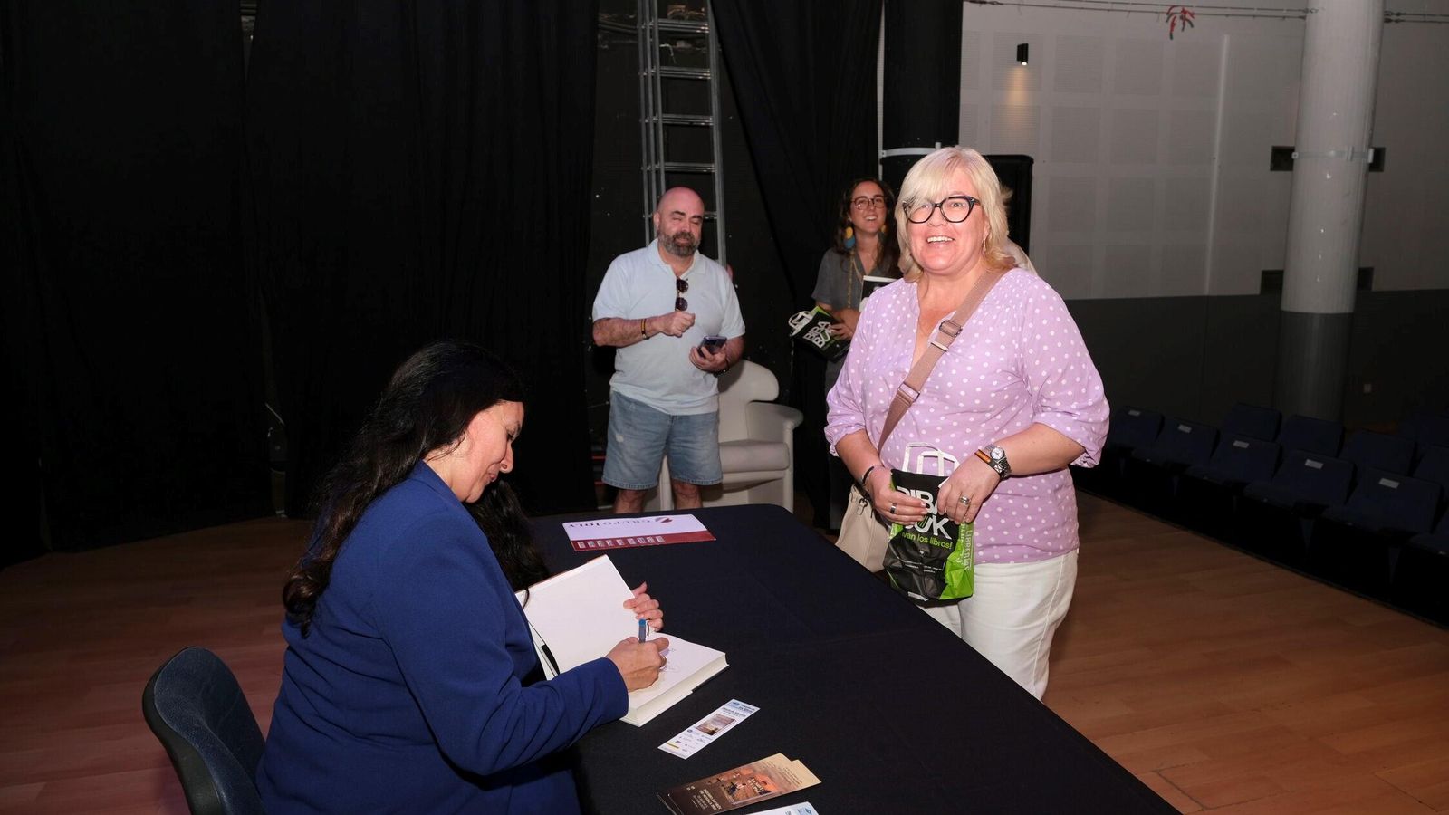 Irene Gálvez, asidua de Diario de los libros, con la escritora.