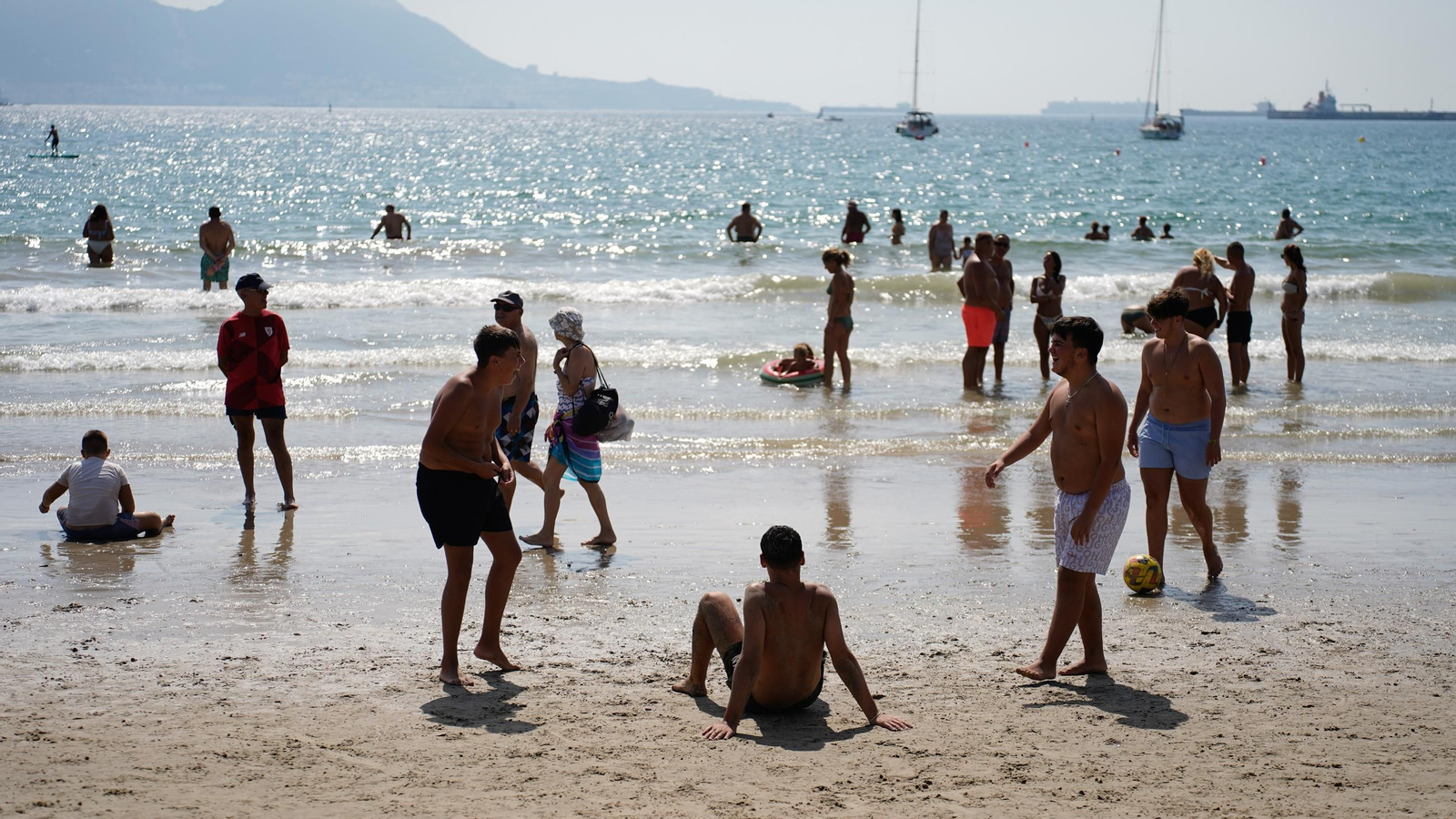 Fotos del ambiente en la playa de El Rinconcillo en la Romería Marítima de la Virgen de la Palma