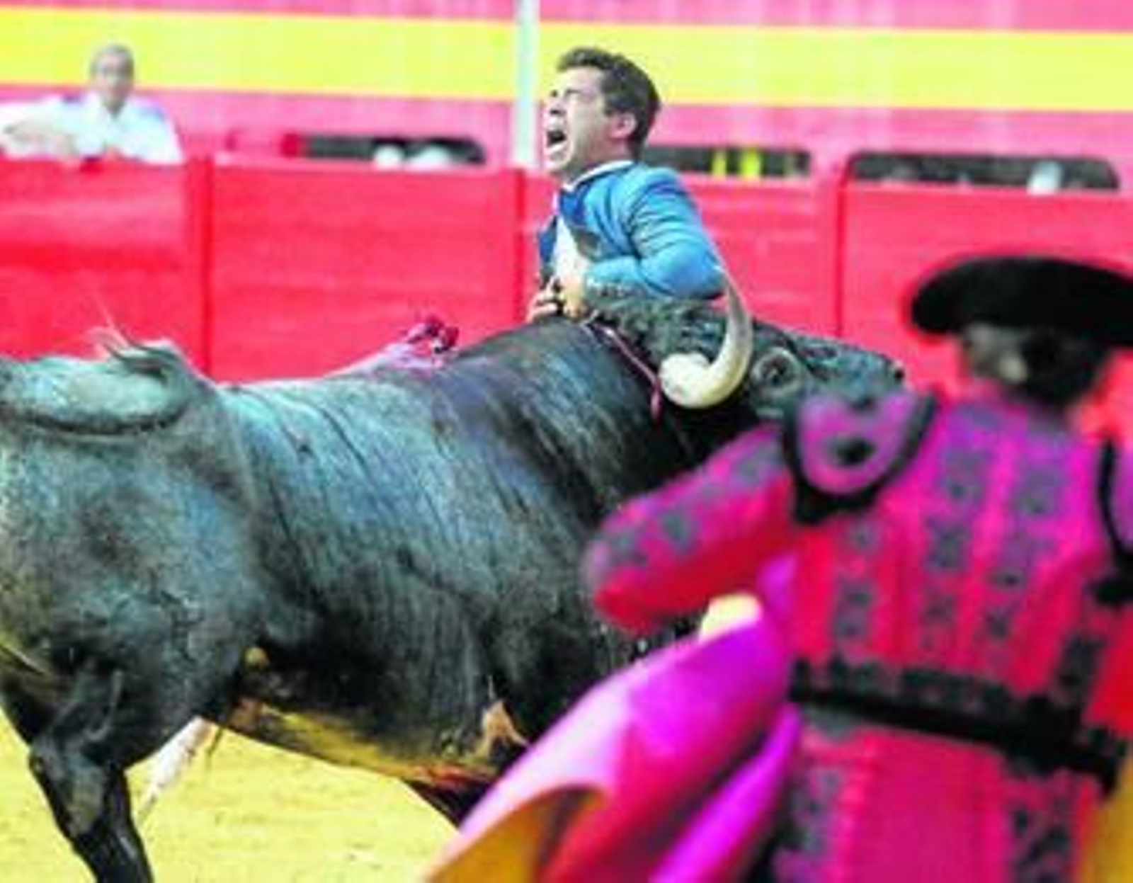 El rejoneador Sergio Vegas sufrió una grave cornada en el pecho.