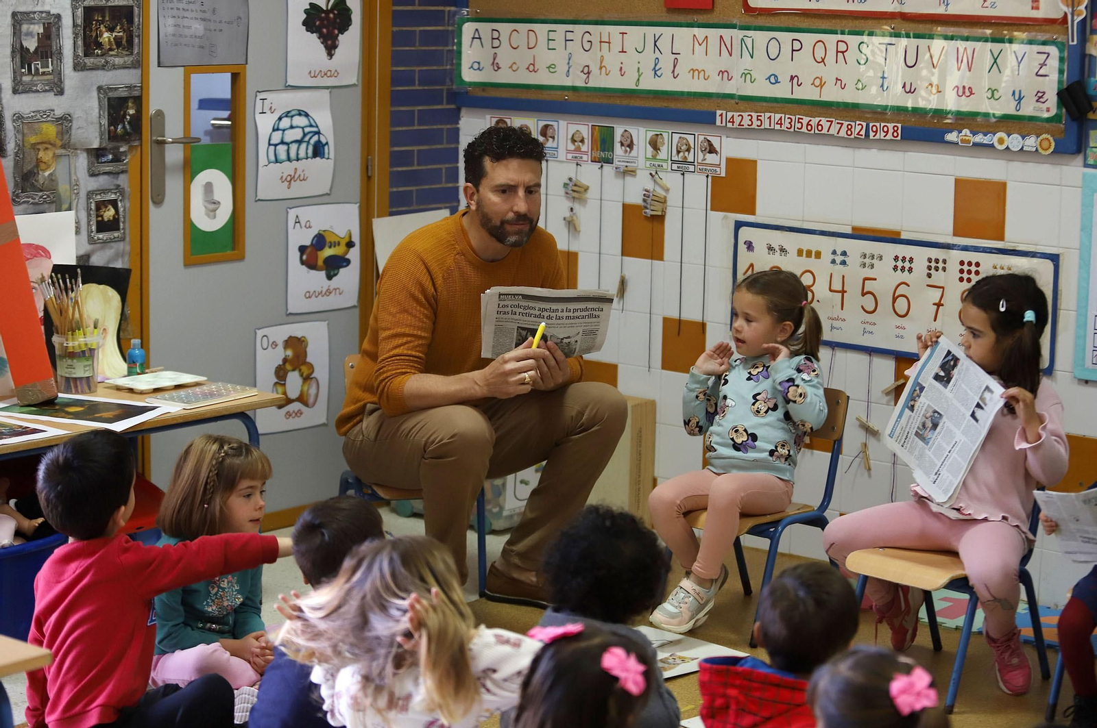 Imágenes de los alumnos de infantil de El Puntal haciendo de periodistas