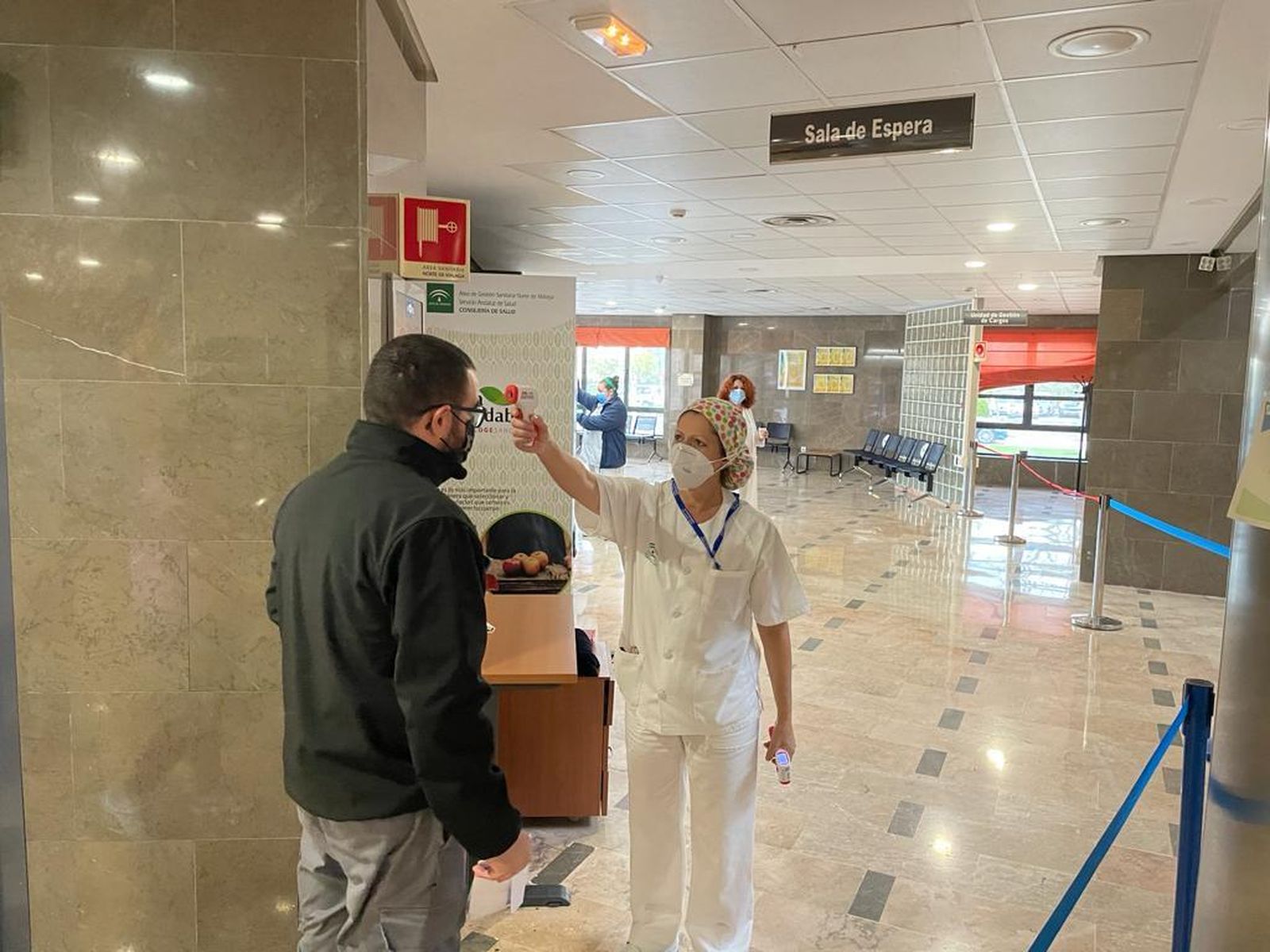 Una sanitaria toma la temperatura en el Hospital de Antequera