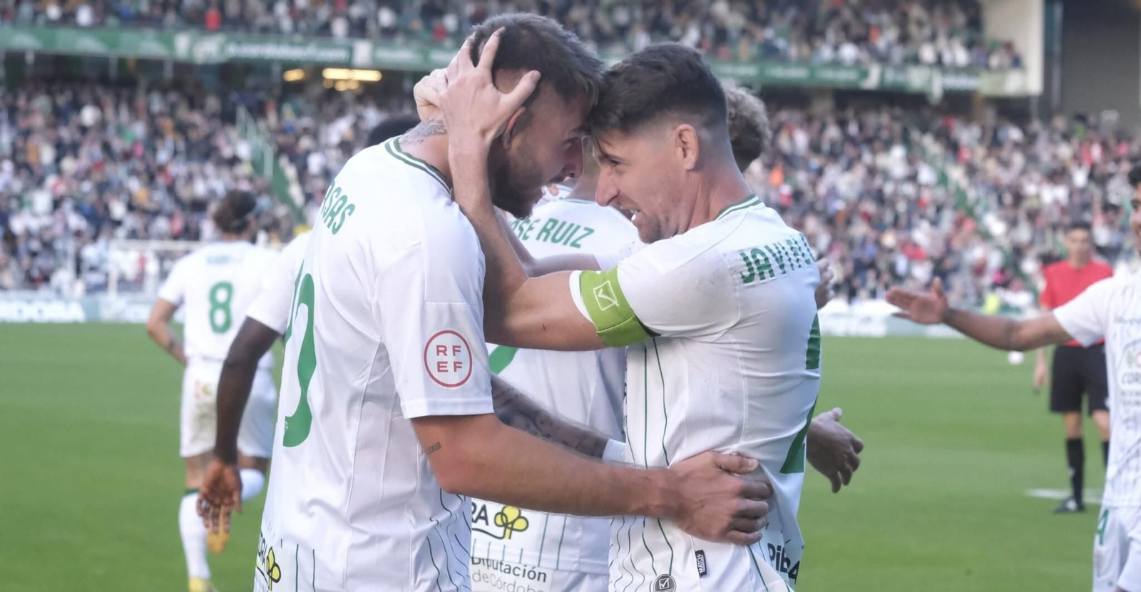 Javi Flores abraza a Casas después del 2-1 del Córdoba CF al Linares.