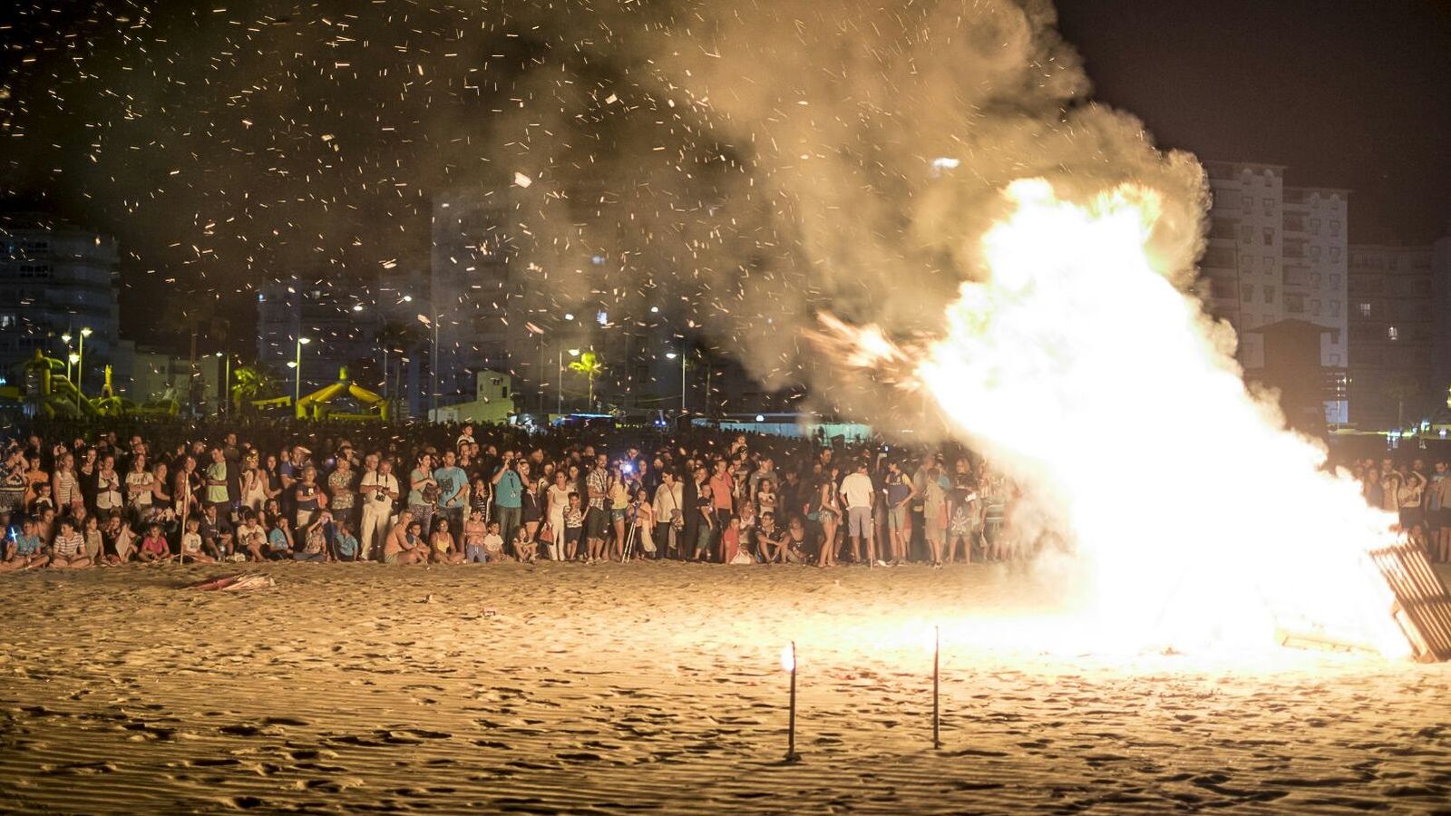 Una imagen retrospectiva de una de las Hogueras de San Juan controladas organizadas en la playa de Valdelagrana.