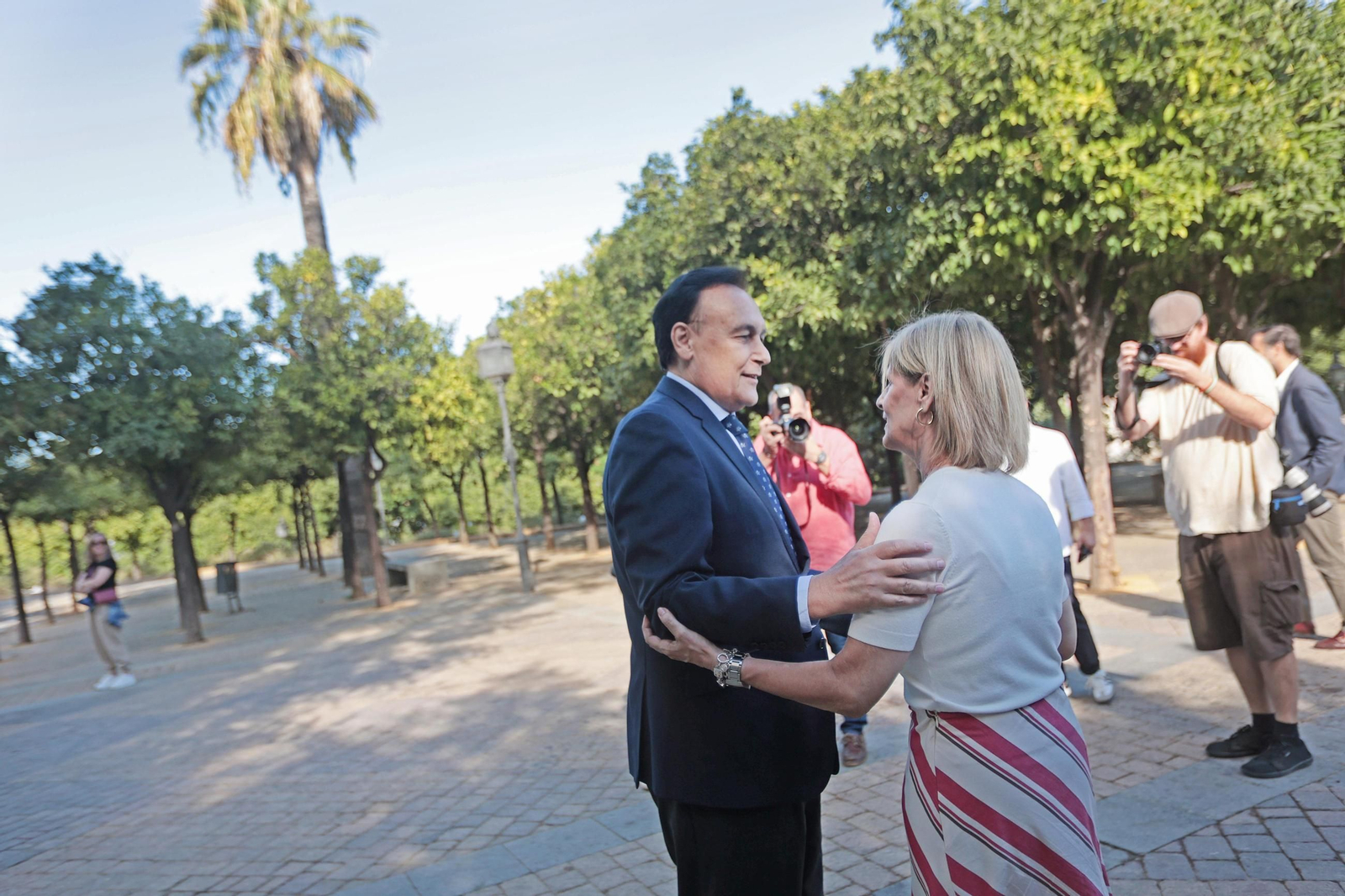El consejero de Universidad, Investigación e Innovación, José Carlos Gómez Villamandos, saluda a la alcaldesa, María José García-Pelayo, a su llegada al Alcázar de Jerez este sábado.