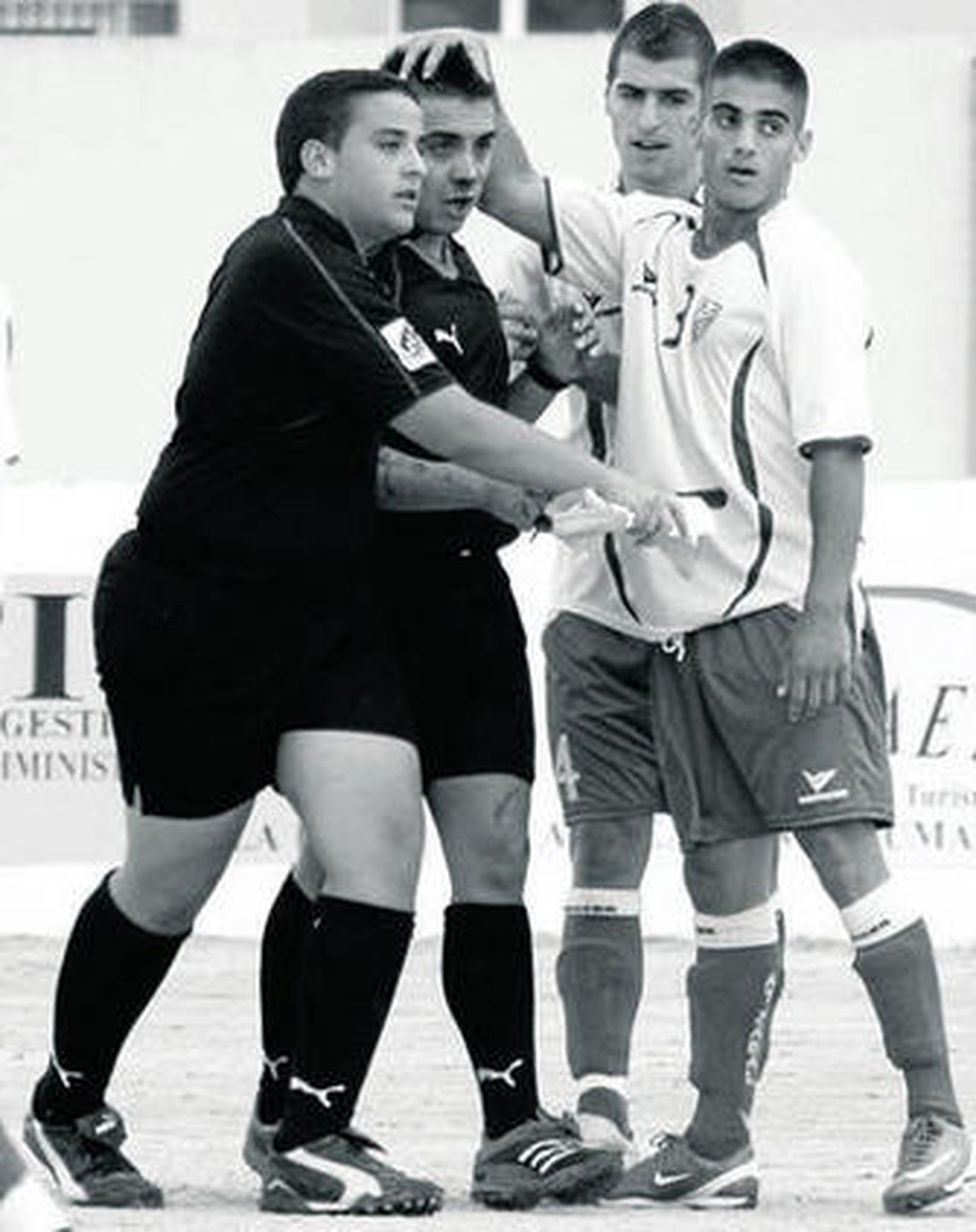 El árbitro Ruiz Reguera, en el centro, consolado tras ser agredido en 2008.