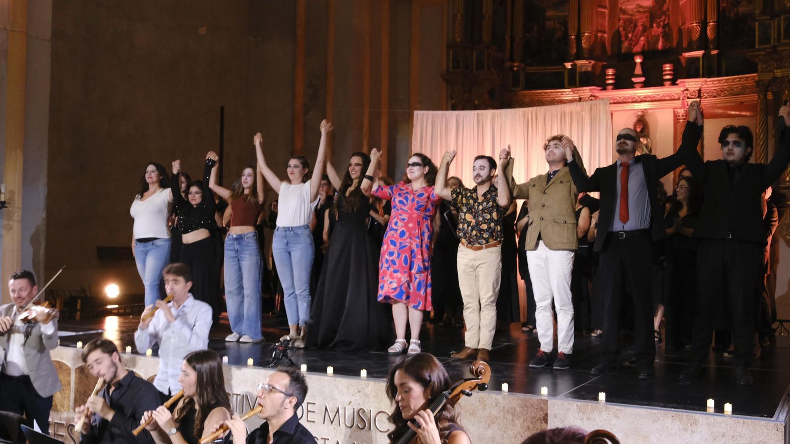 Los cantantes saludan tras finalizar la obra.
