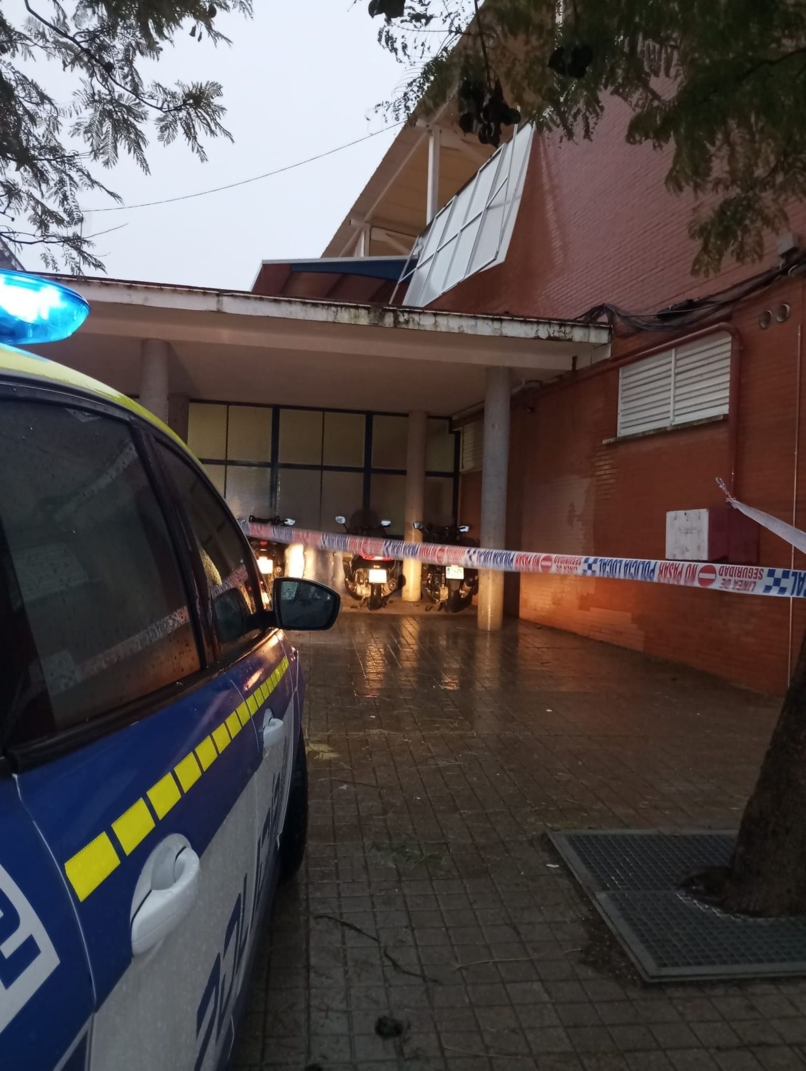 Una patrulla de la Policía Local a las puertas del IES Blas Infante del Viso del Alcor, clausurado por el temporal.