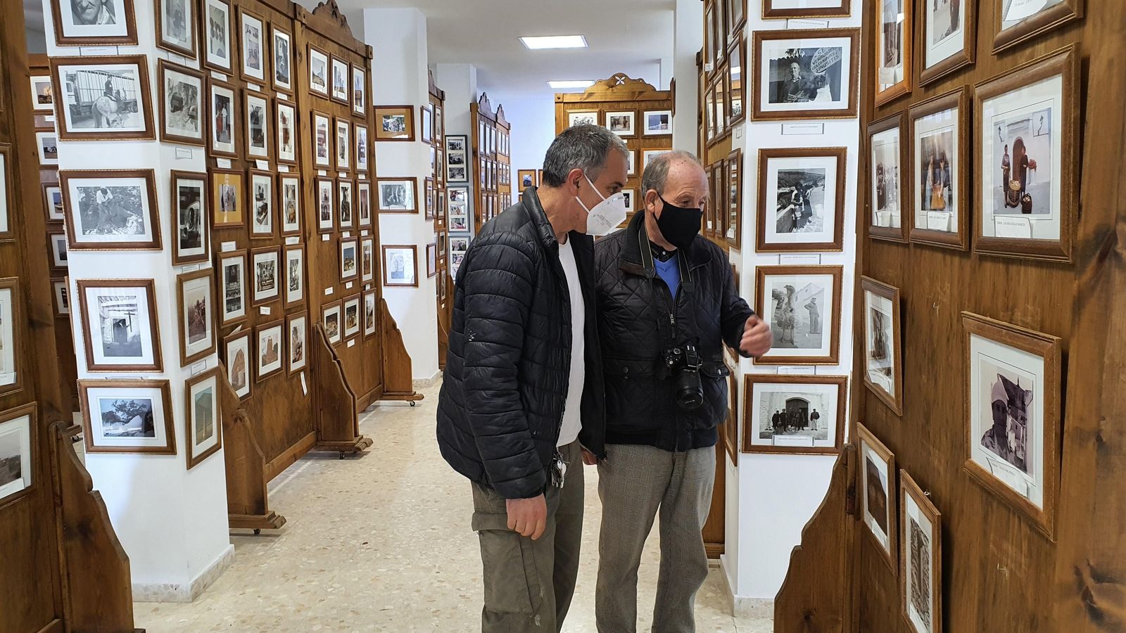 Rafael Vilchez enseña sus fotos a un visitante