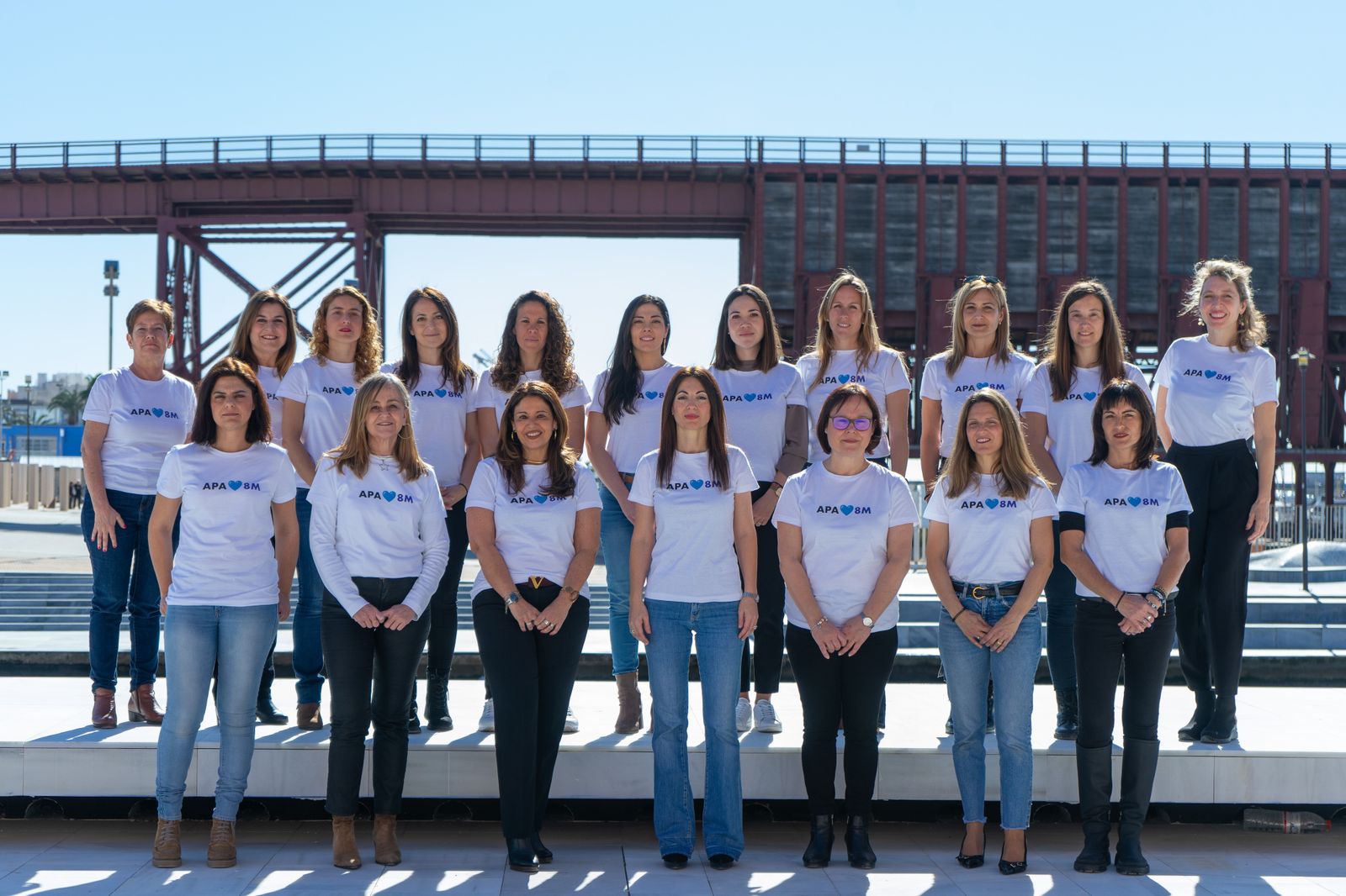 La presidenta de la Autoridad Portuaria de Almería junto a las mujeres que trabajan en la plantilla de la APA