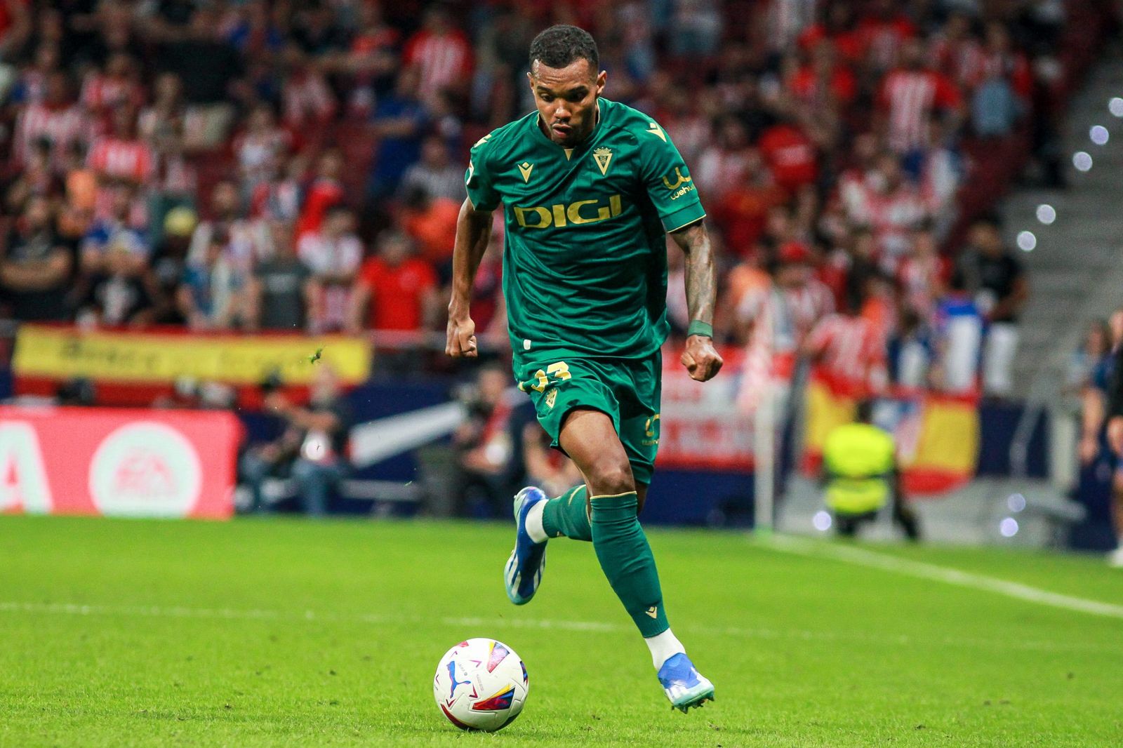 Lucas Pires avanza por su banda en una acción muy habitual en el partido.