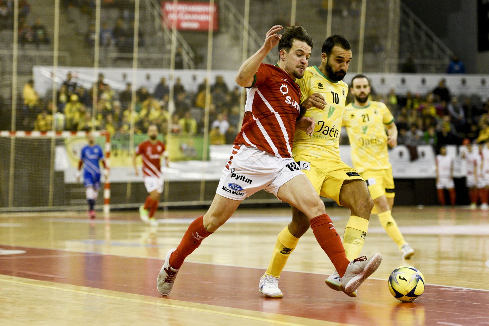 Motos y Carlitos pelean un balón