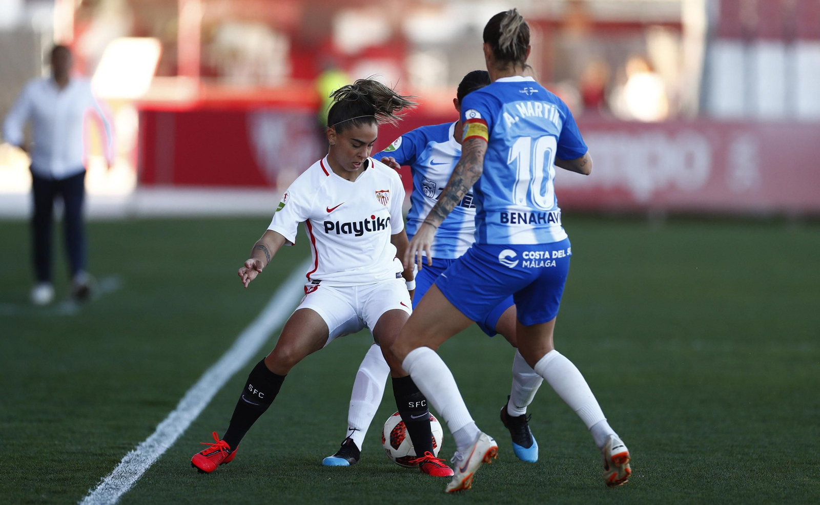 Adriana Martín presiona a una jugadora del Sevilla.