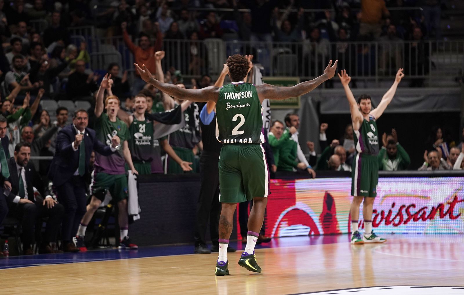 Deon Thompson celebra un triple.