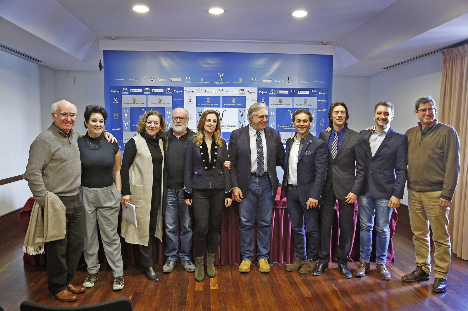 El delegado (c) Francisco Camas posa con parte del elenco de la ópera 'La Traviata' ayer, tras la presentación de la obra en el Teatro Villamarta.