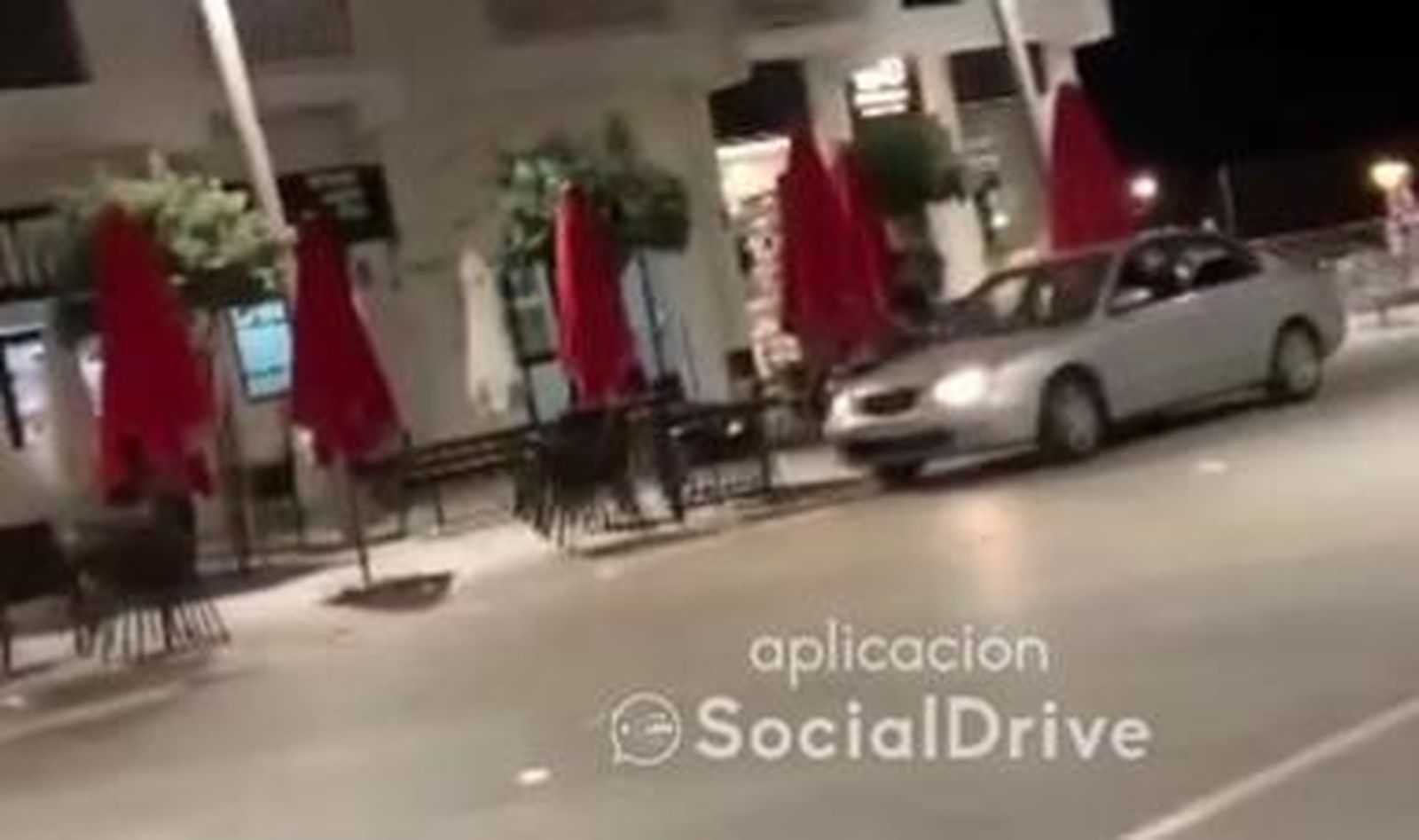 Un coche siembra el caos en Rota al colarse en una céntrica calle peatonal y estar cerca de arrollar varias terrazas