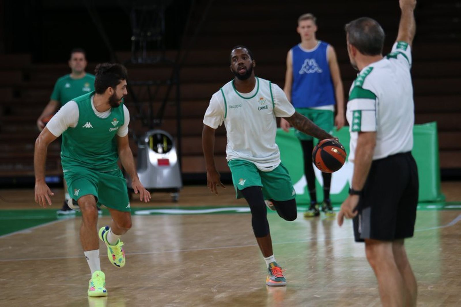 Pozas defiende a Carrington e un entrenamiento ante la mirada de Joan Plaza.
