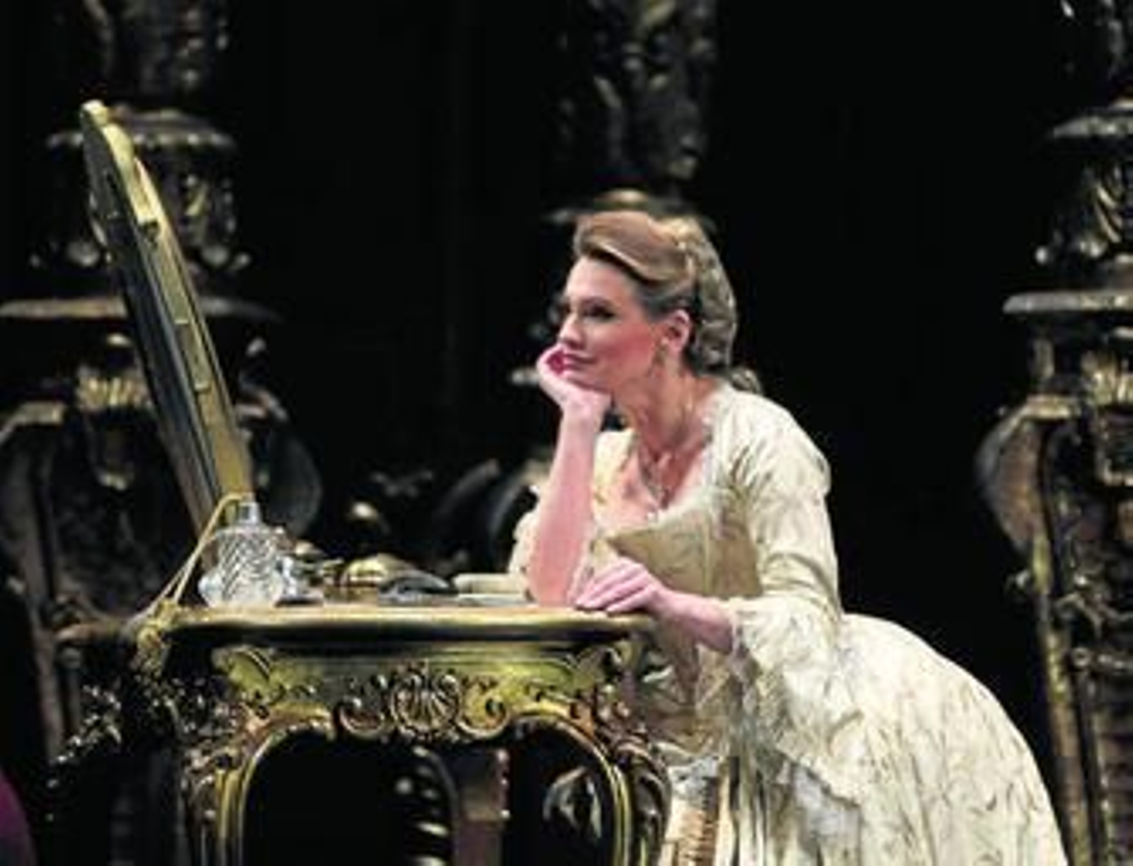 La cantante Ainhoa Arteta en su rol de la cortesana Manon Lescaut vestida por Christian Gasc.