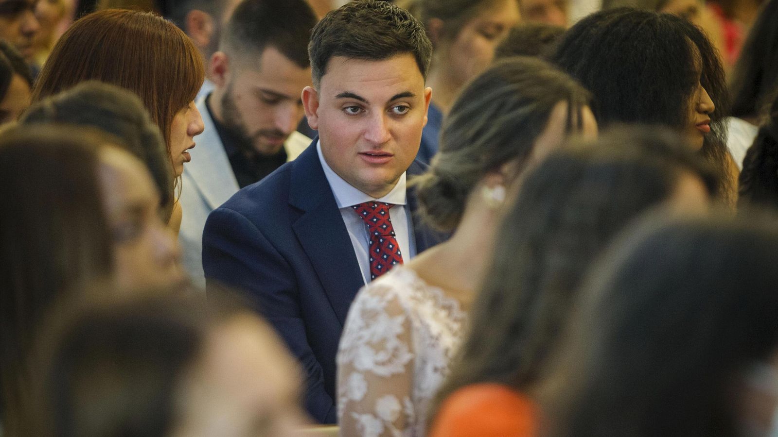 Una imagen parcial de los egresados de la Facultad de Ciencias Económicas y Empresariales durante la graduación.