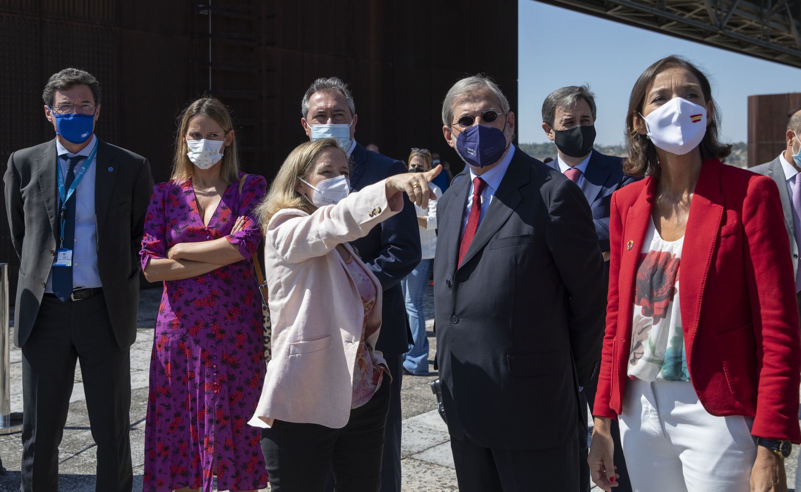 El comisario europeo Johannes  Hahn en un visita a Sevilla junto a las ministras Nadia Calviño y Reyes Maroto.